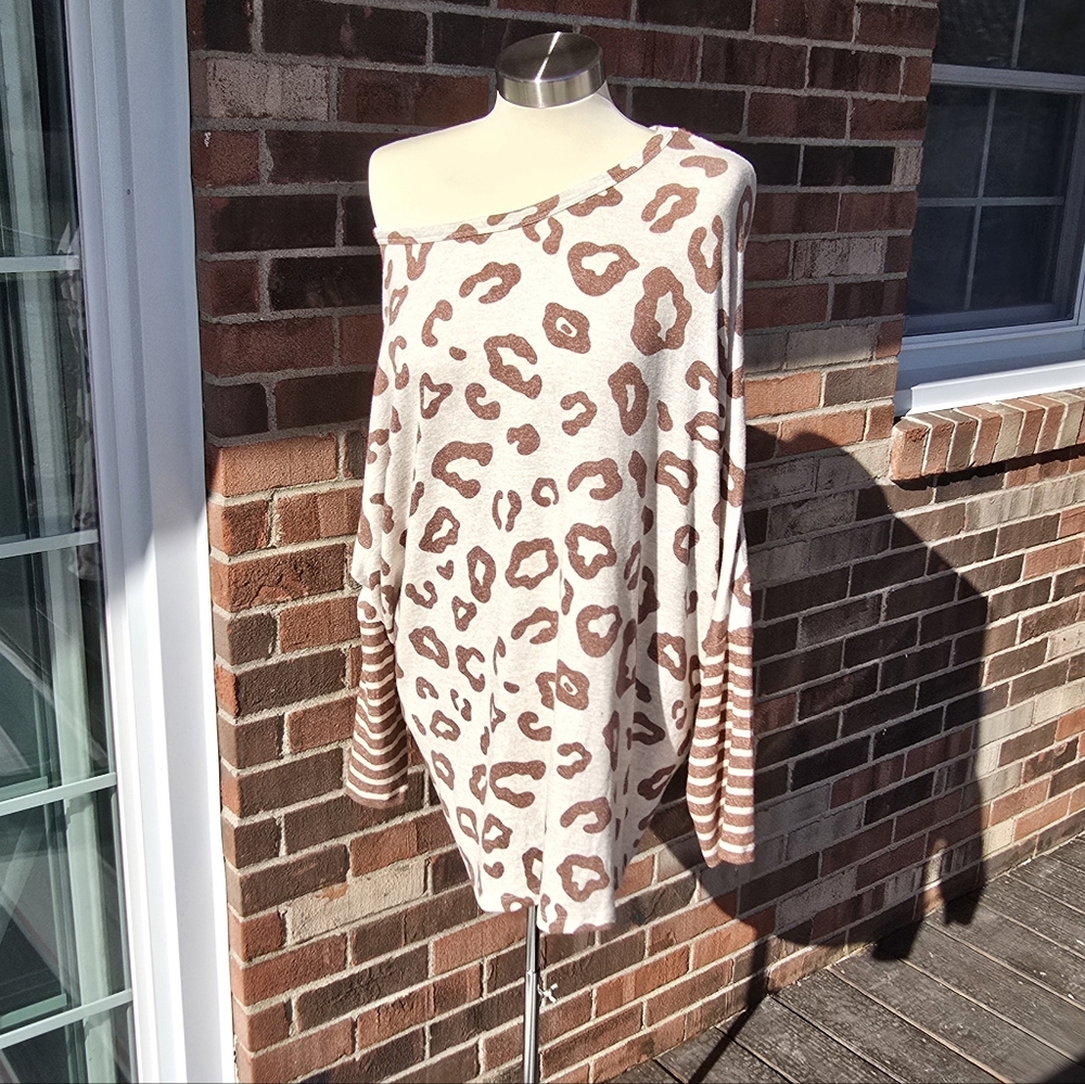 24/7 by Maurices women animal print oversized top